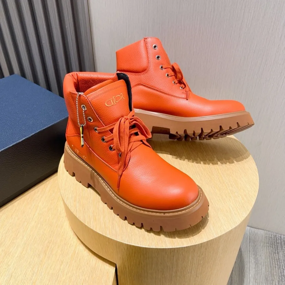 Factory P580💰[Dior] Dior ✨ is online simultaneously👏 This latest popular men's boots for autumn and winter are new products in the series and continue Di*r's classic style. The upper is made of original first-layer cowhide and matched with the original anti-slip and wear-resistant rubber outsole. The rear shoe collar and heel are equipped with brand iconic details to enhance the style. Fashionable and versatile. Create a casual look. Size: 38-44 (45 customized)